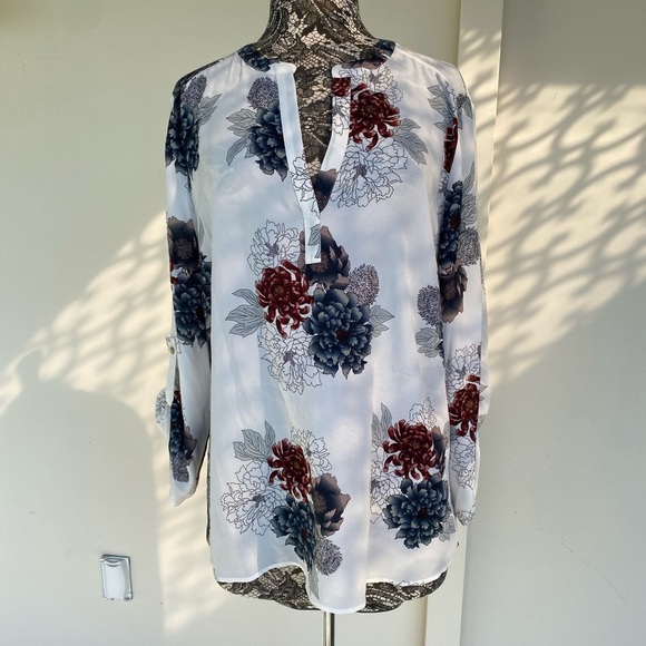 Daniel Rainn Tops - Daniel Rainn white blouse with floral design size XXL